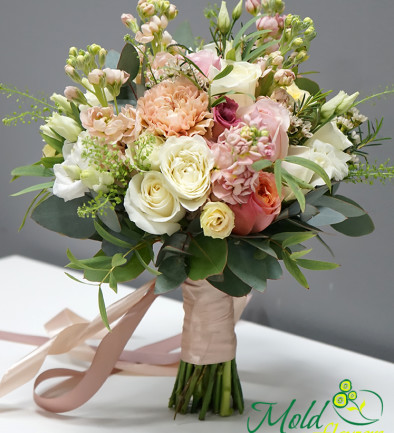 Bride's bouquet in soft pastel colors photo 394x433